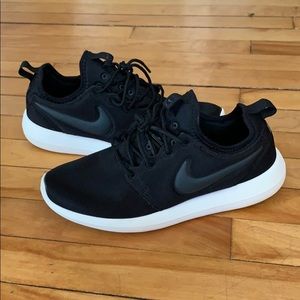 nike roshe run size 2